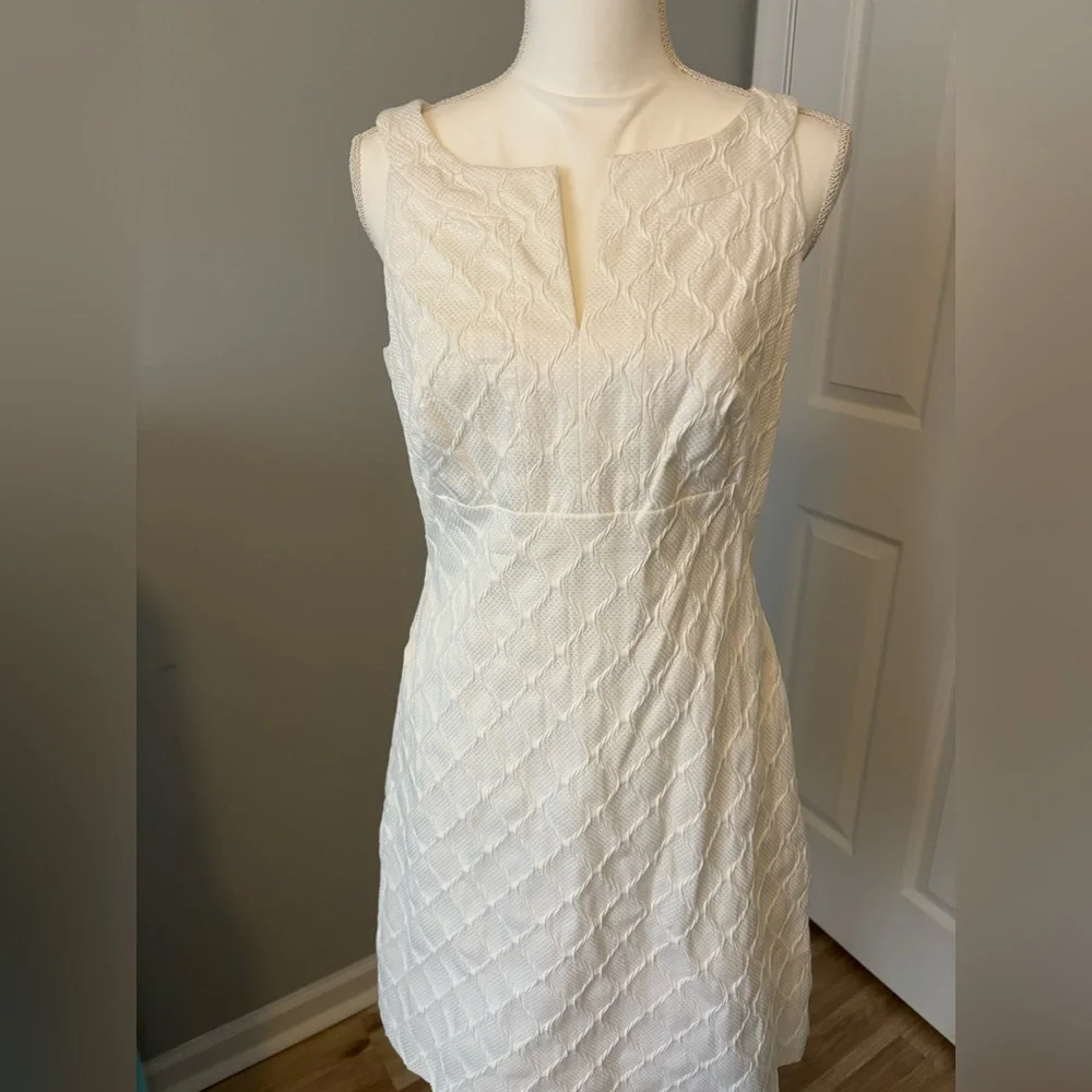 NWT White dress by White House Black Market size 6. - Picture 3 of 4